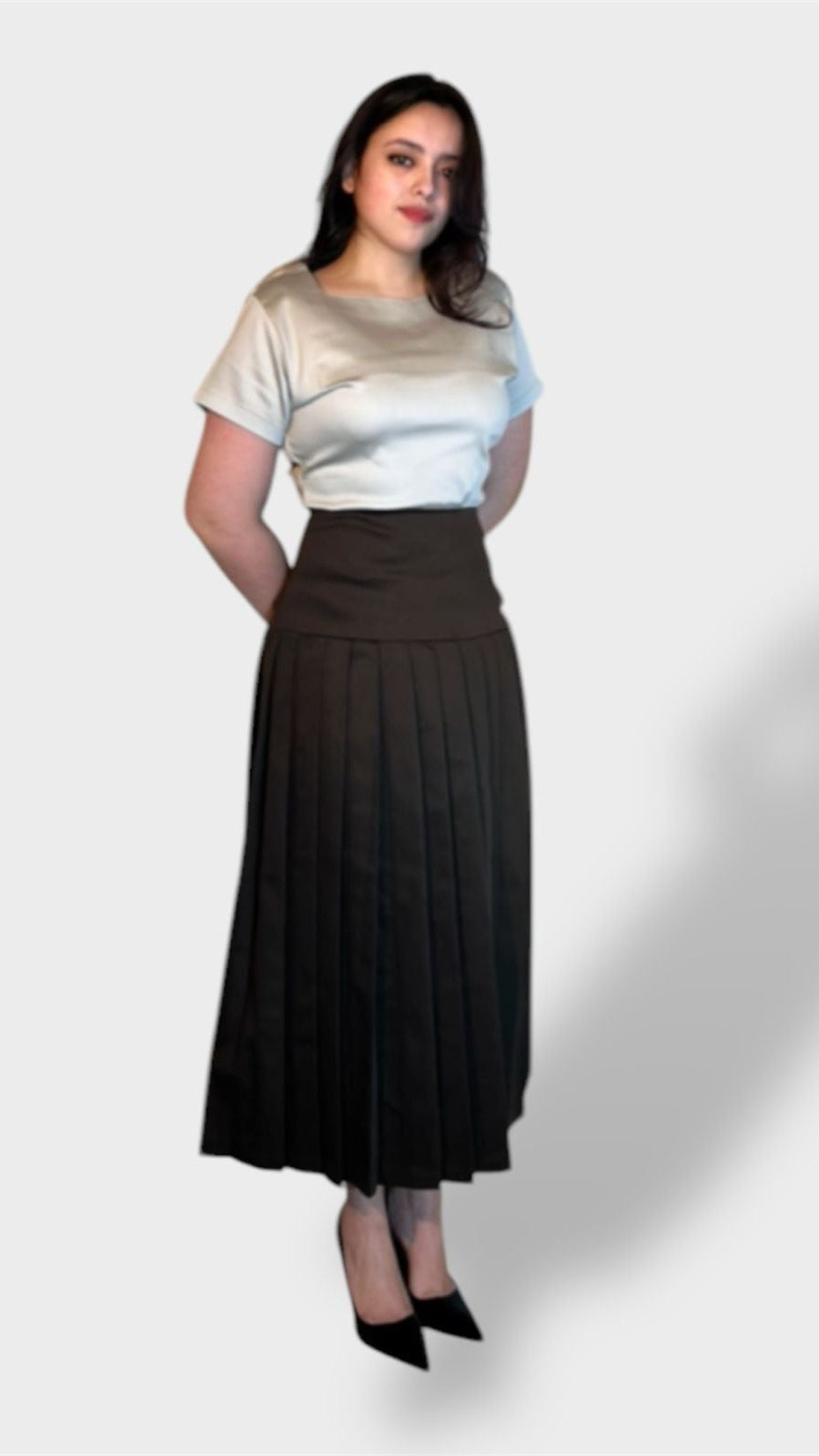 Broad belt pleated skirt