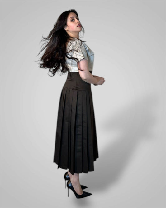Broad belt pleated skirt