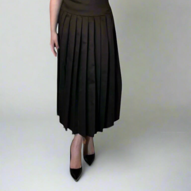 Broad belt pleated skirt
