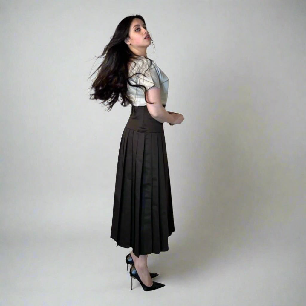 Broad belt pleated skirt